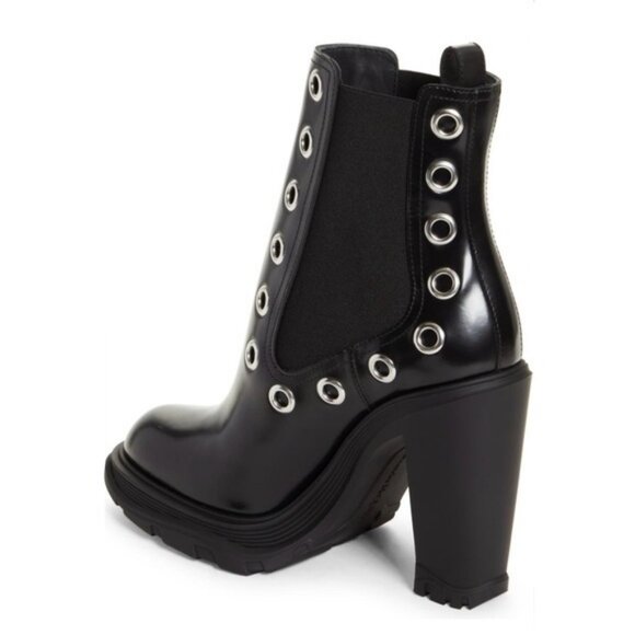 ⭐️⭐️⭐️SOLD ⭐️⭐️⭐️Alexander McQueen Tread Grommet Embellished Chelsea Boot - Picture 11 of 15